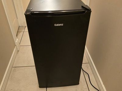Galanz Compact Refrigerator in Black