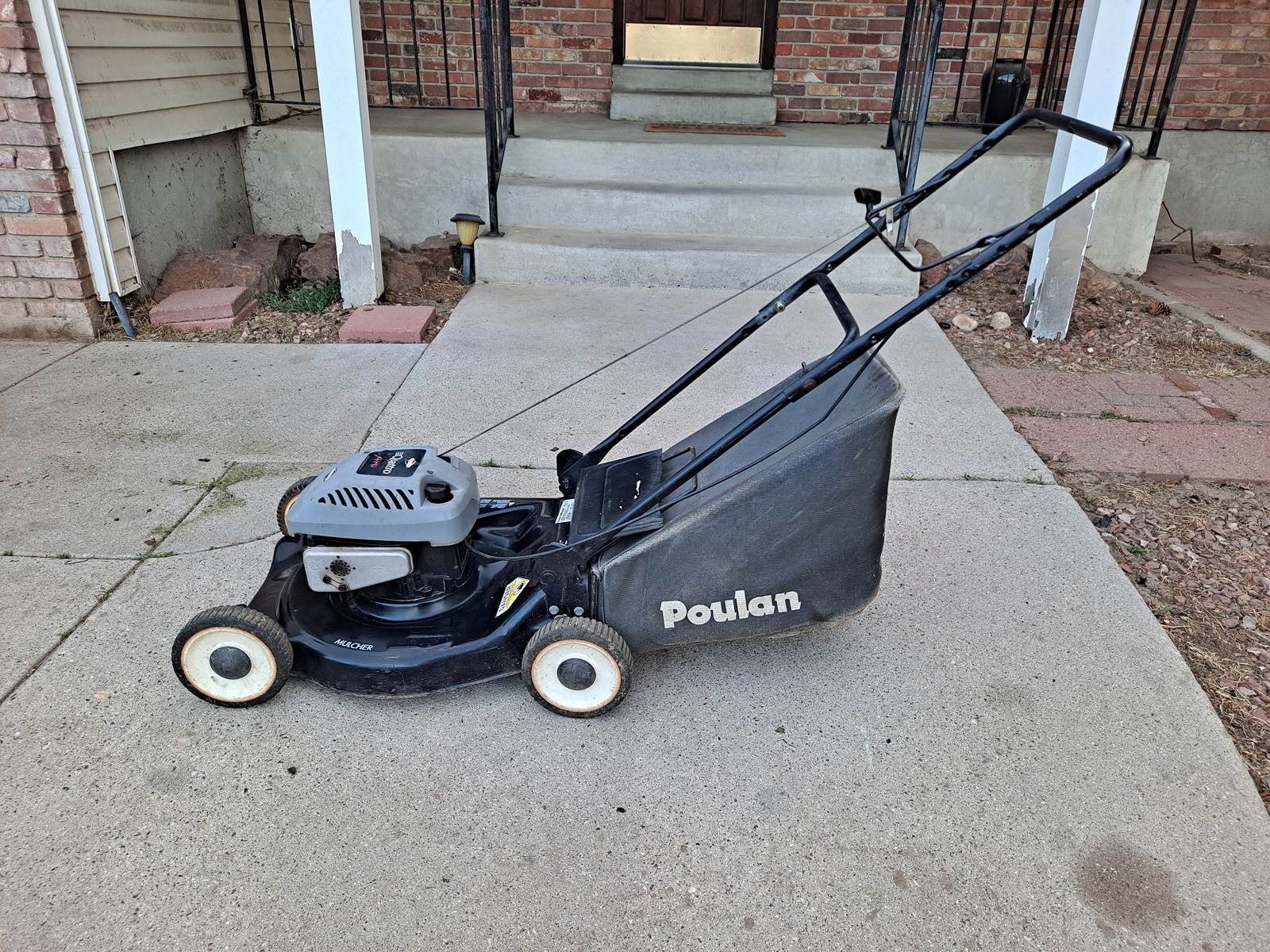 Poulan 4.5hp bagged push mower, excellent