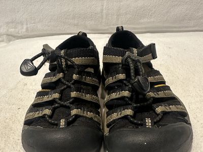Keen toddler, size 9, black and khaki waterproof, hiking sandals