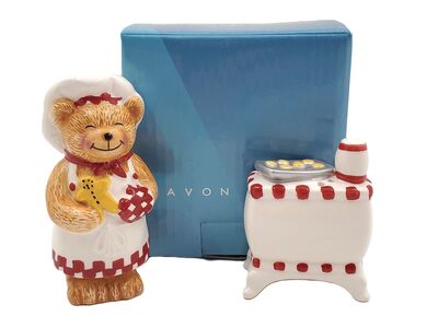 RARE Vintage “Avon” Ceramic “Bear Chef” Salt & Pepper Shakers – NEW