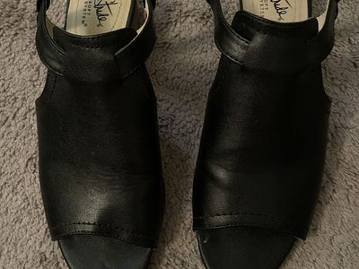 Black peep toe shoe