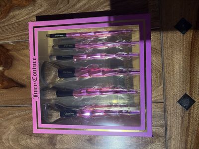 Juicy Couture 6-Piece Professional Cosmetic Brush Set - New in Box