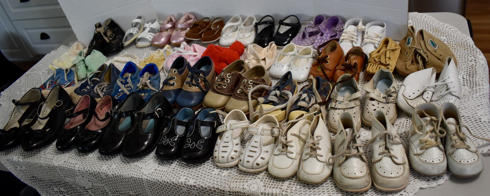Several Very Vintage Baby And Toddler Shoes And Booties For Babies, Dolls, Or Teddy Bears