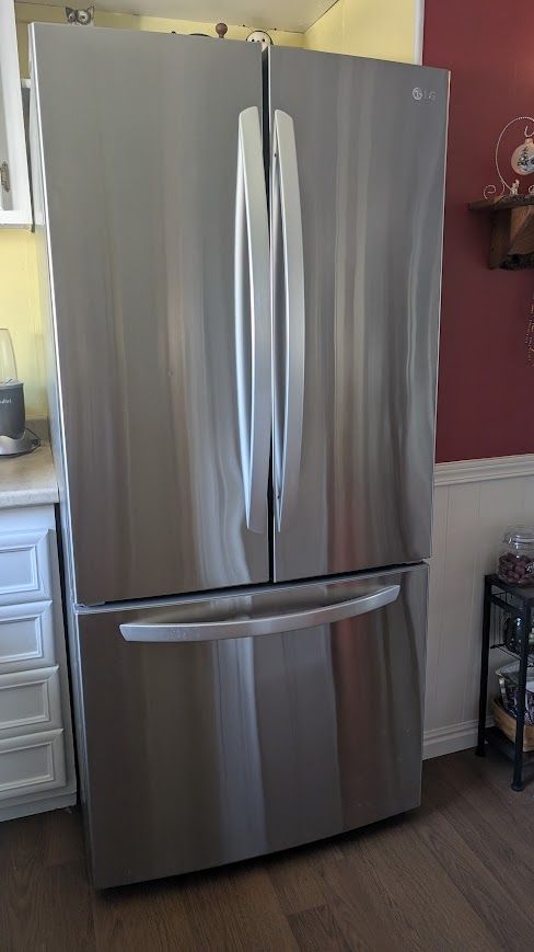 LG Standard-Depth 25.1-cu ft 33-in Wide with Ice Maker - 32.8" wide 35.4" deep 69.8" tall