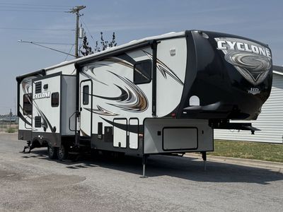 2013 Heartland Cyclone 3110 HD Edition Toyhauler