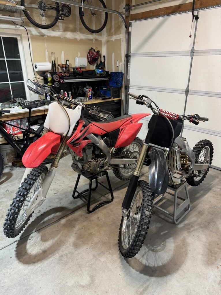 2 Honda CRF250Rs