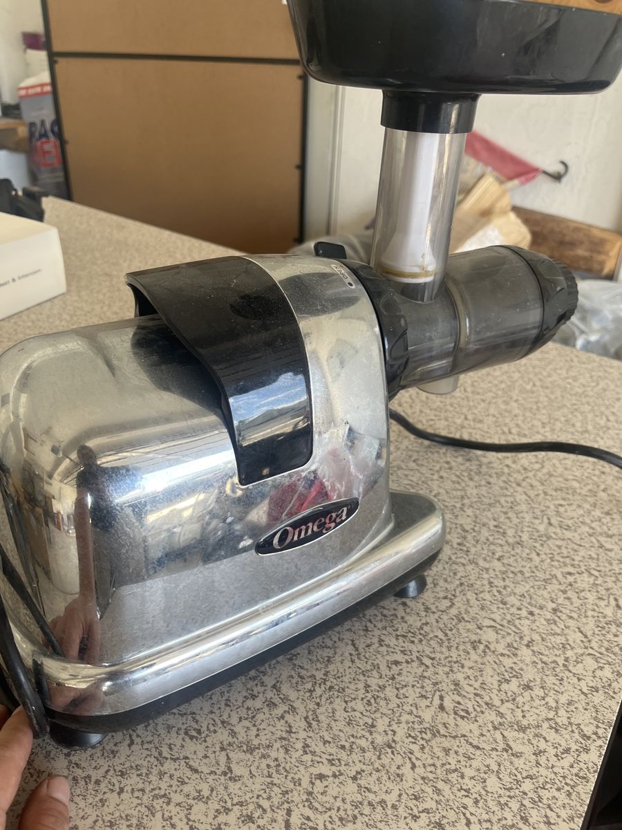 Omega J8006HDS Nutrition Center Juicer, Masticating Juicer, Silver