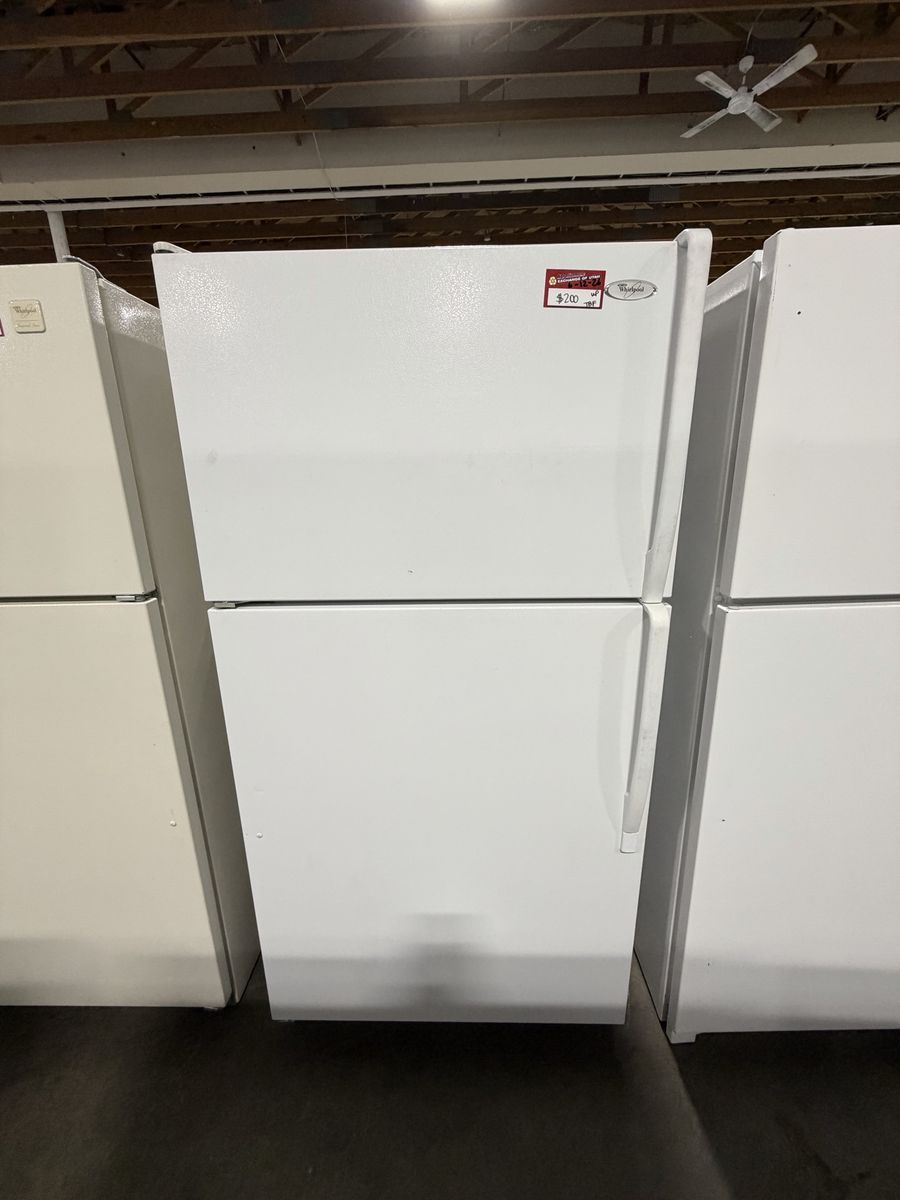 Nice Whirlpool White Top Freezer Refrigerator with Adjustable Shelves