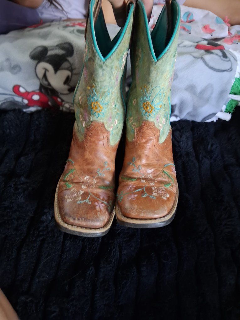 Smoky Girls' Size 3 Floral Embroidered Cowboy Boots