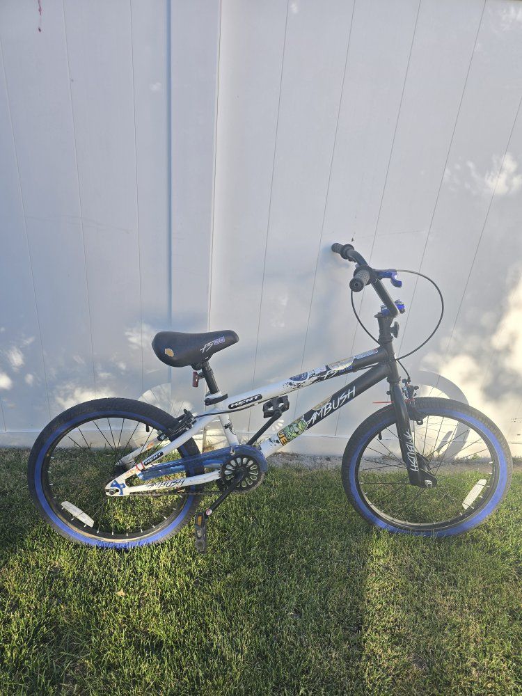 Kent Ambush FS20 BMX Freestyle Bike - Black/White with Blue Rims