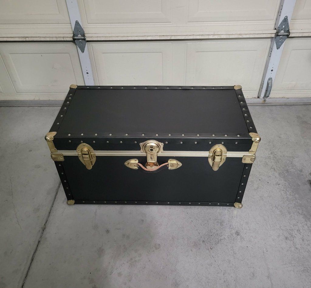 Vintage Rusty Storage Trunk – Black Steamer Chest with Metal Hardware – Vintage Blanket Box with Key included. Excellent Conditi