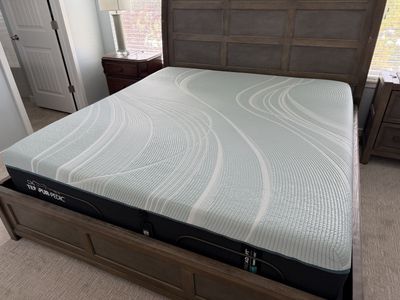 Tempur-Pedic Mattress - king like new Condition