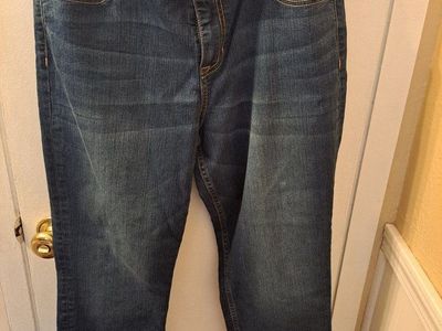Cute womens Apt 9 brand capri jeans