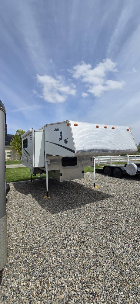 2005 Arctic Fox 990 Cab-Over Truck Camper