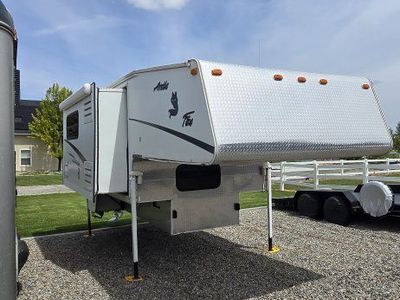 2005 Arctic Fox 990 Cab-Over Truck Camper