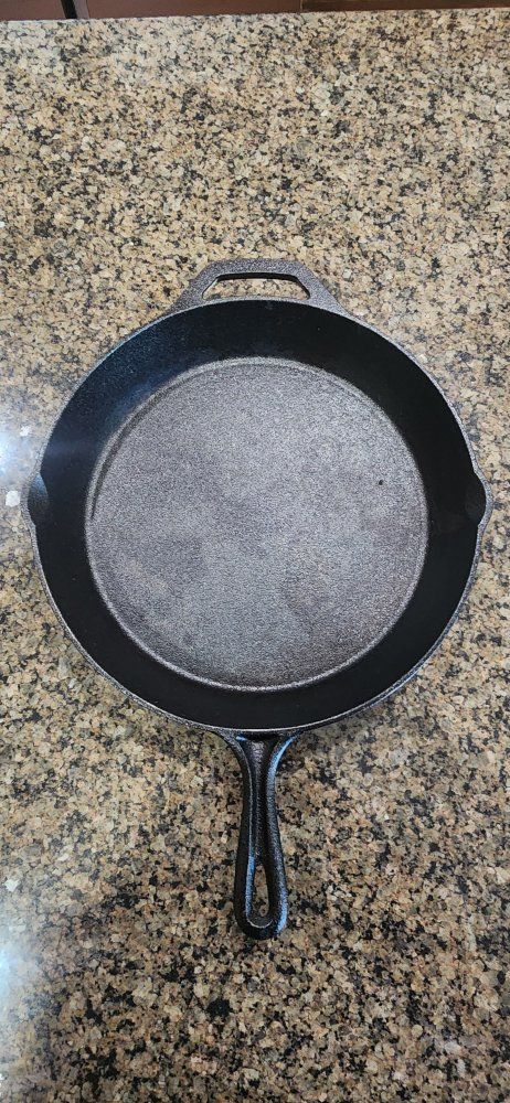 Cast Iron Skillet 12-inch Frying Pan with PourHandle Brand New.