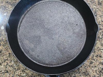 Cast Iron Skillet 12-inch Frying Pan with PourHandle Brand New.