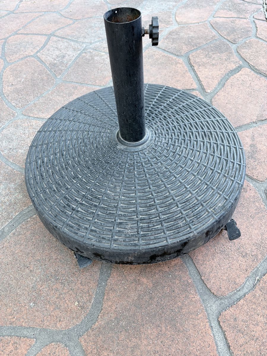 Umbrella stand with wheels