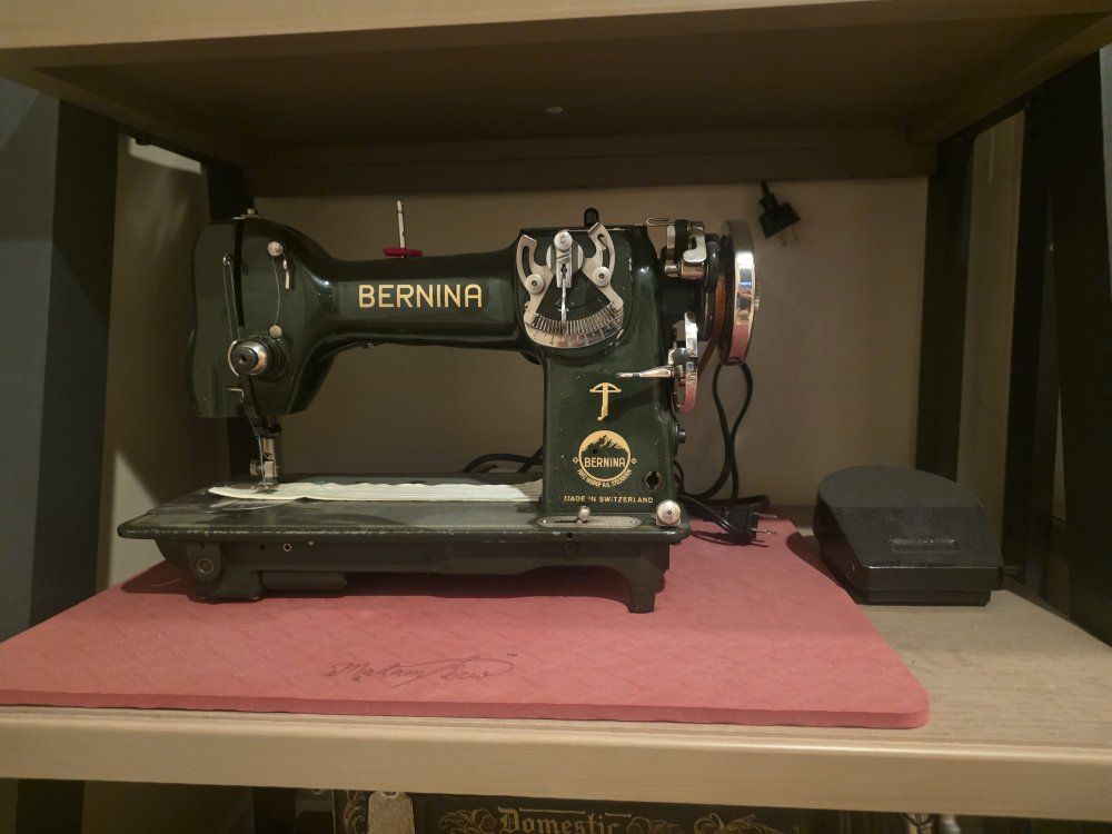 Beaitiful Vintage Bernina 117 Sewing Machine