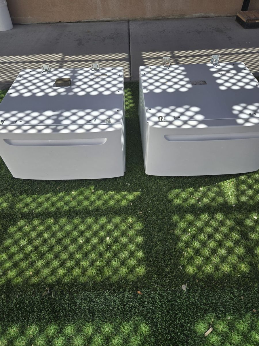 Laundry storage pedestals