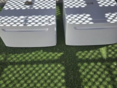 Laundry storage pedestals