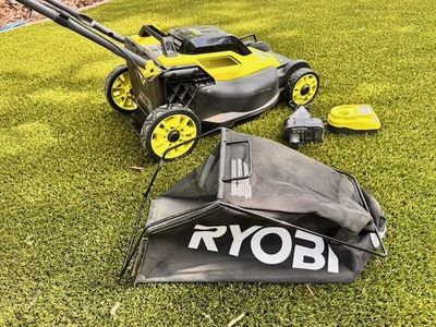 Electric lawnmower