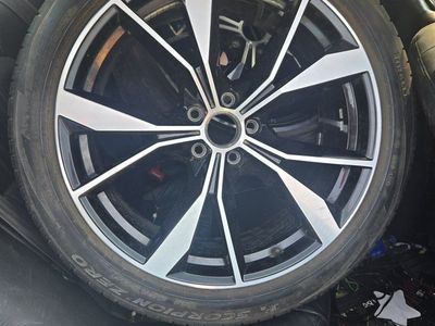 20" Alloy Wheels with Pirelli Scorpion Zero All Season Tires (255/40 R20 101H)
