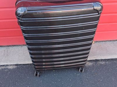 XL Size Hard Plasic Luggage Suitcase Nice!