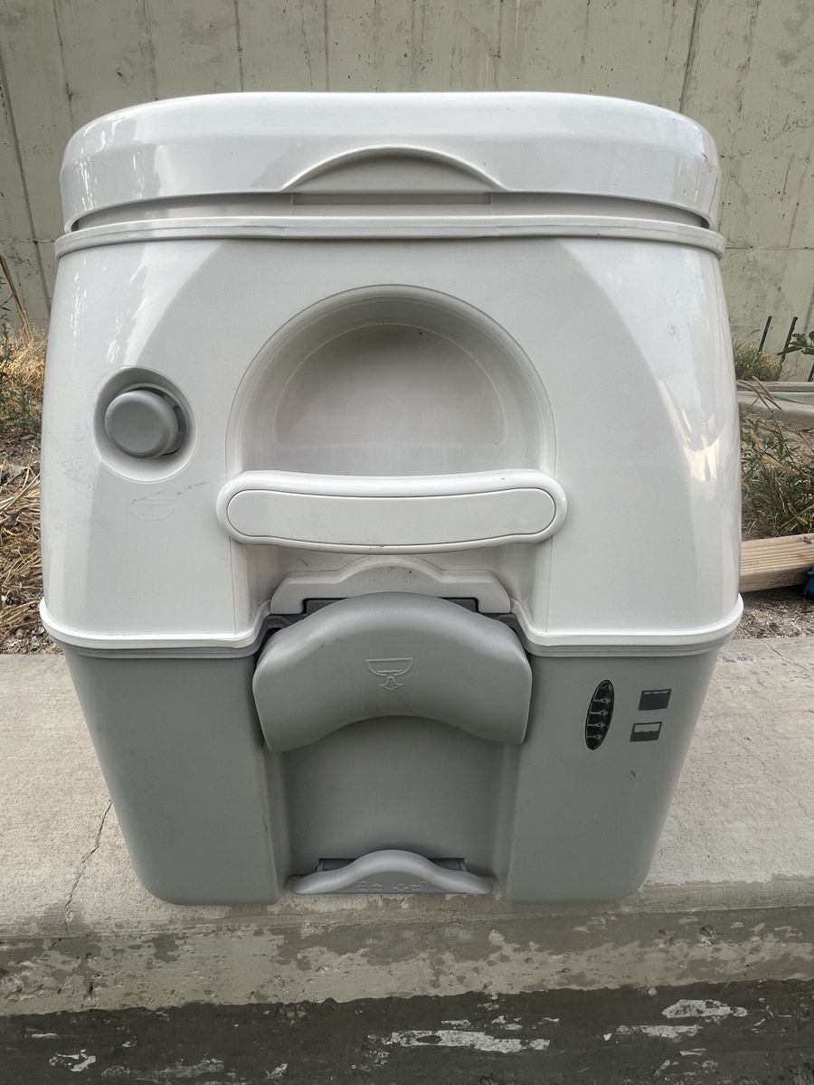 Dometic 5 Gallon 976 Portable Toilet (never been used)