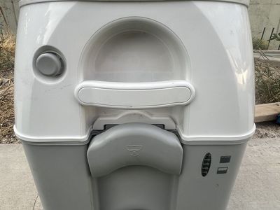 Dometic 5 Gallon 976 Portable Toilet (never been used)