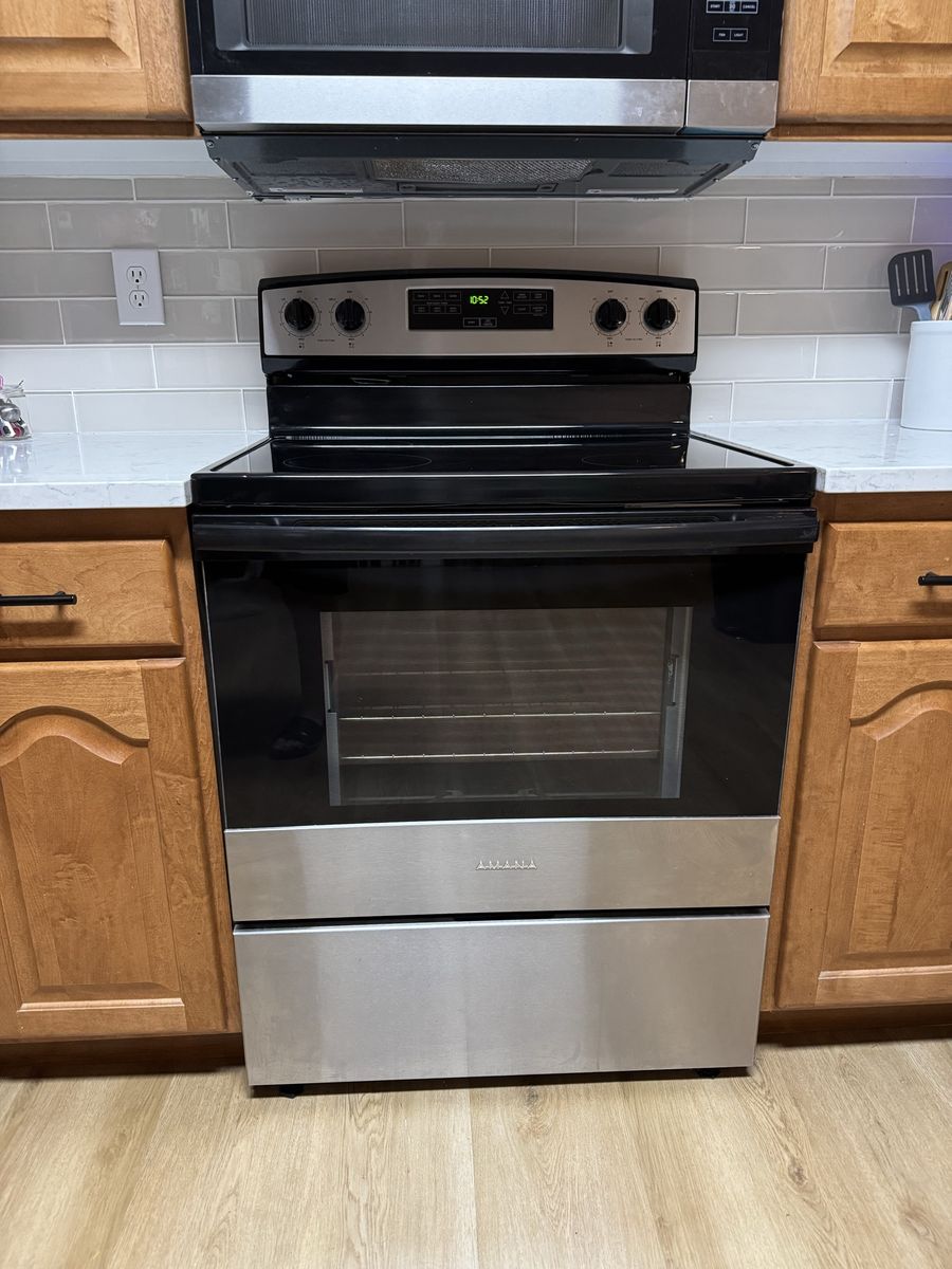 Amana 30-inch Stainless Steel Electric Range with Glass Cooktop