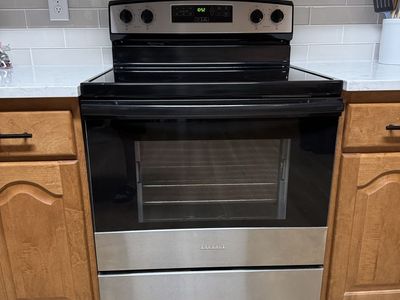 Amana 30-inch Stainless Steel Electric Range with Glass Cooktop