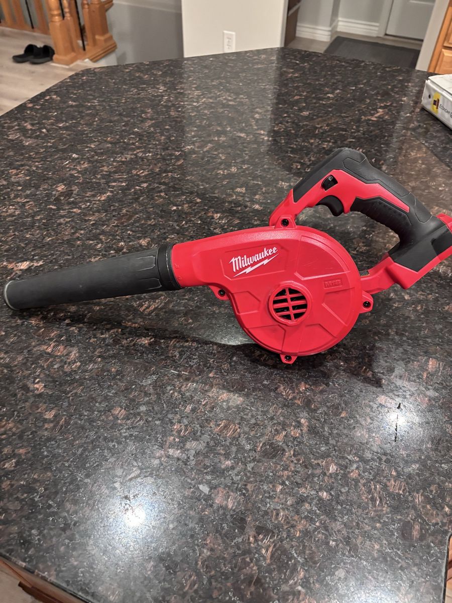 Milwaukee M18 Compact Blower 0884-20 - Cordless Handheld Leaf Blower (Tool Only)