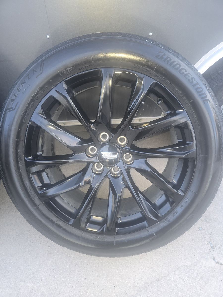 2023 Cadillac Escalade Rims and Tires