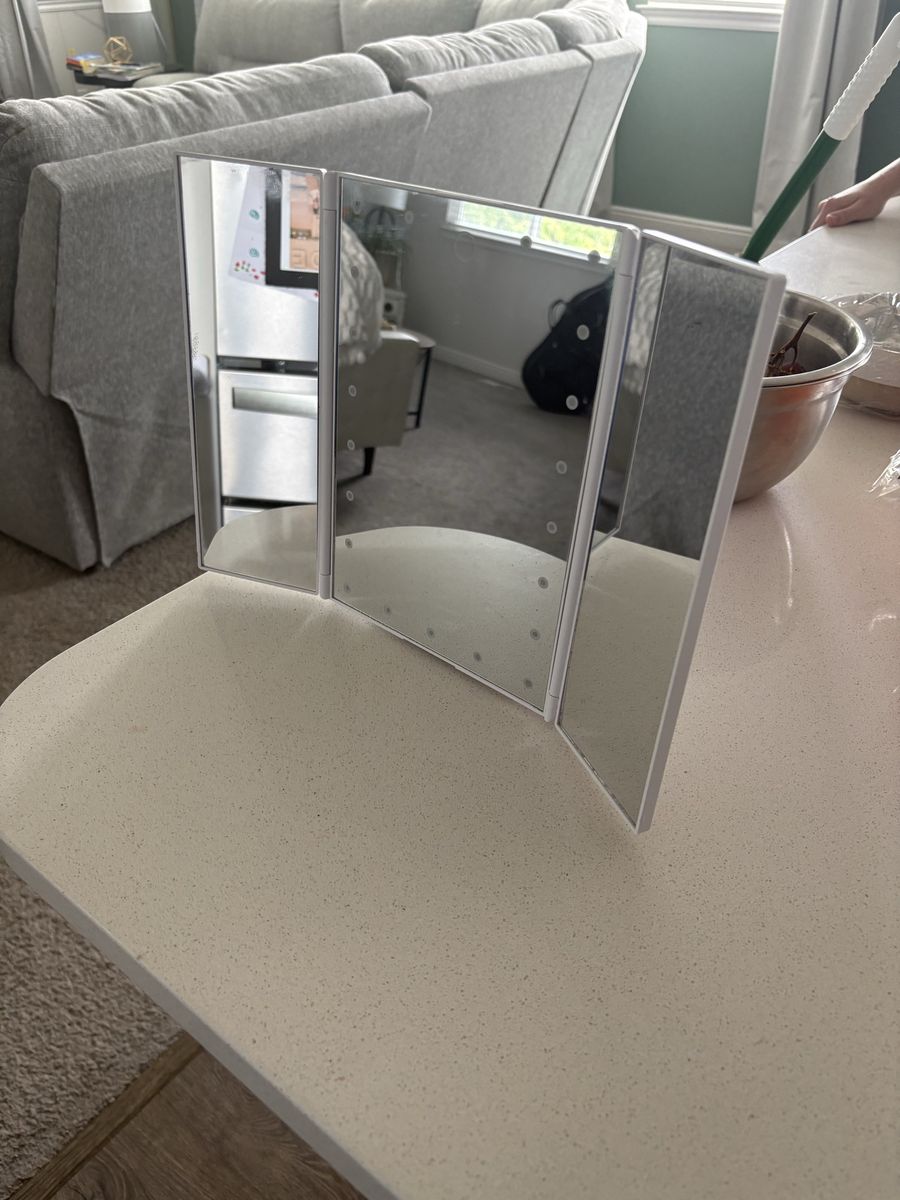 Desktop vanity mirror