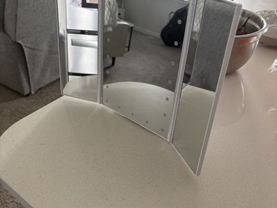 Desktop vanity mirror