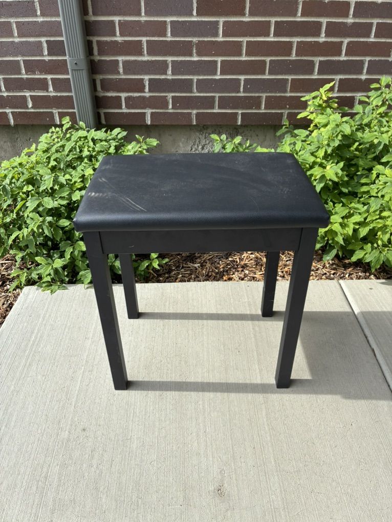 bench (keyboard or piano)