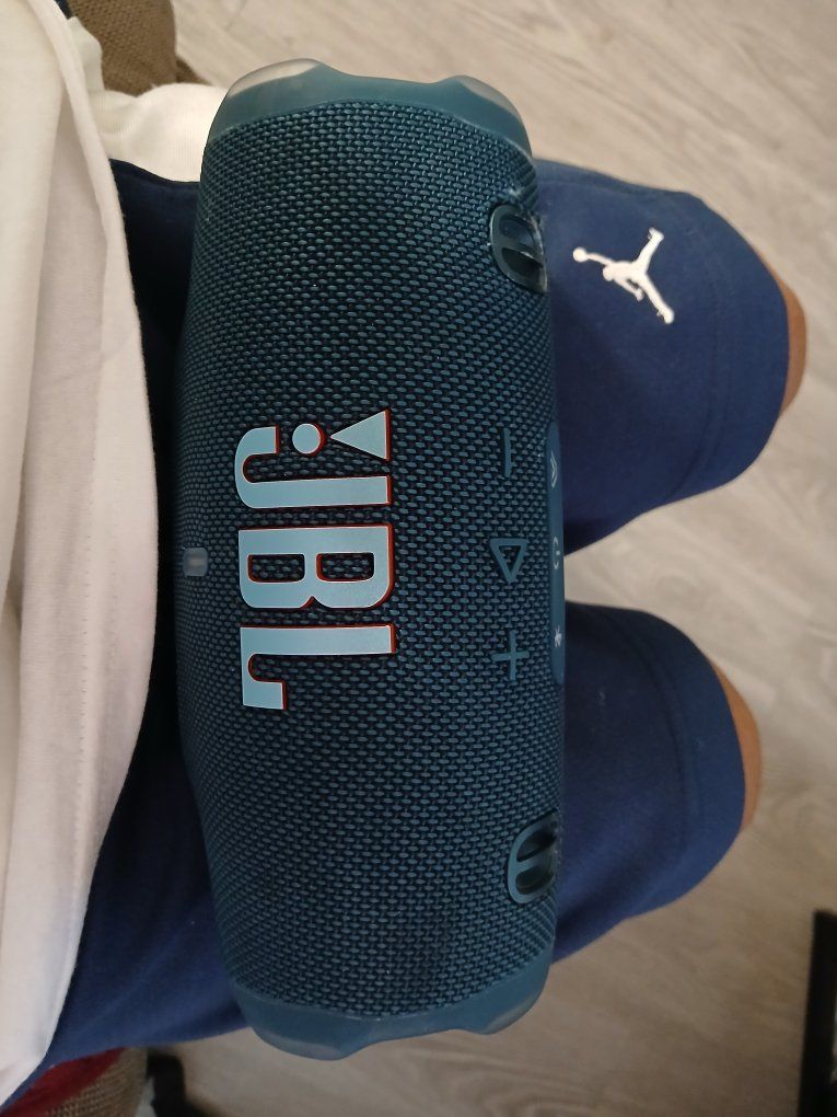 JBL CHARGE 6 120$