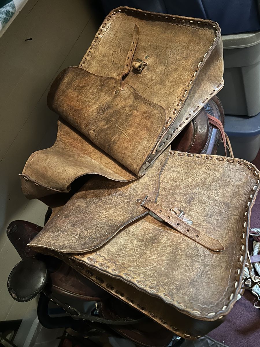 Saddlebags for western saddle