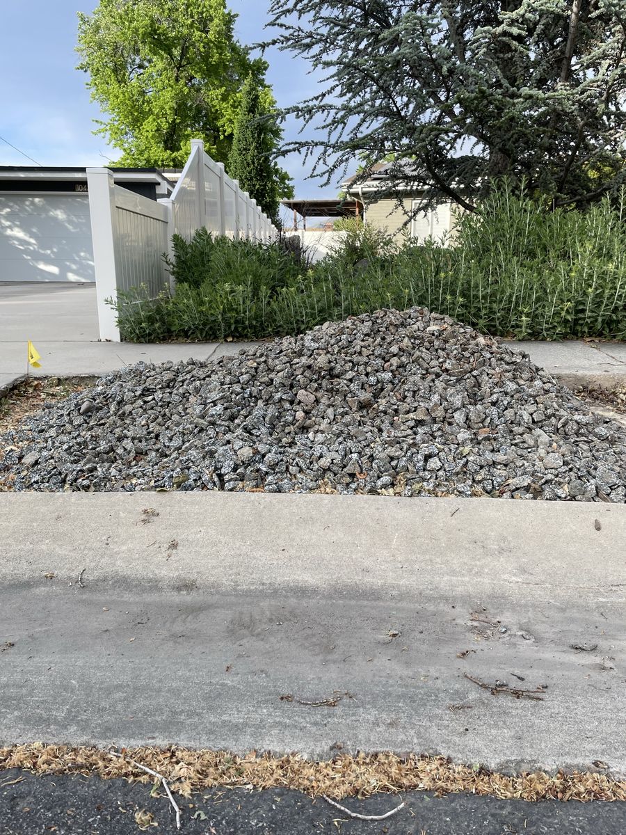 Free landscape gravel (Black/white granite, 1”-2”)