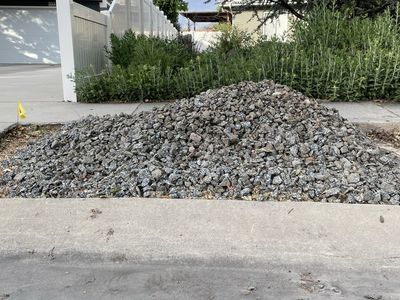 Free landscape gravel (Black/white granite, 1”-2”)