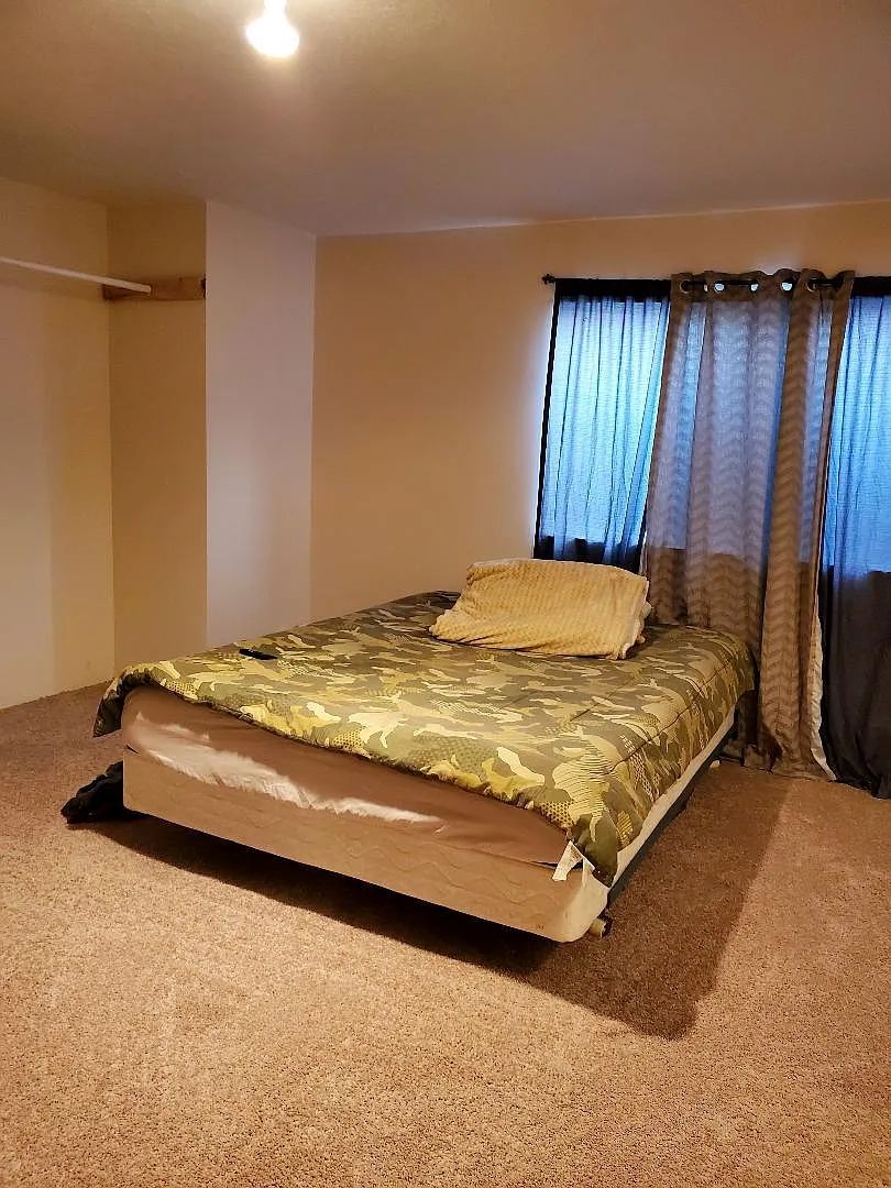 Large bedroom with full bath in East Layton, great location!
