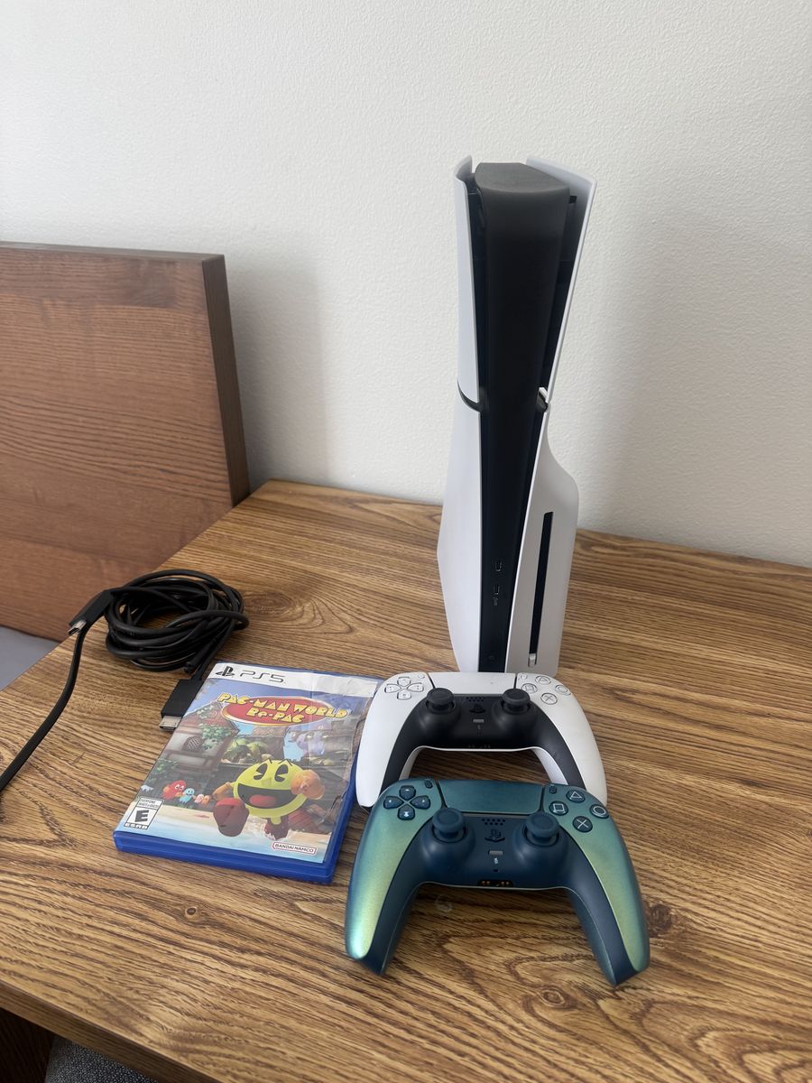 PlayStation 5 1TB plus 2 controllers