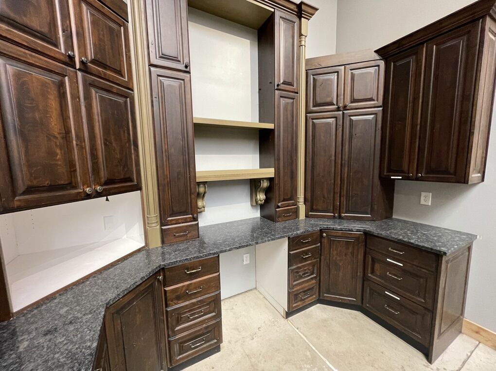 High Quailty Cabinets w/ Granite Countertop