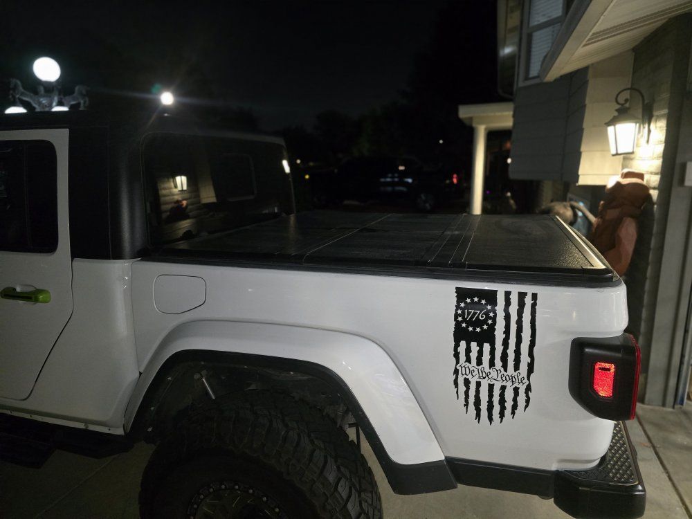 Jeep Gladiator Folding Tonneau Truck Bed Cover - Black