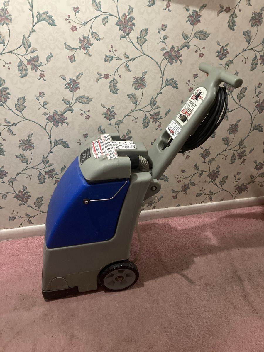 Carpet cleaning machine