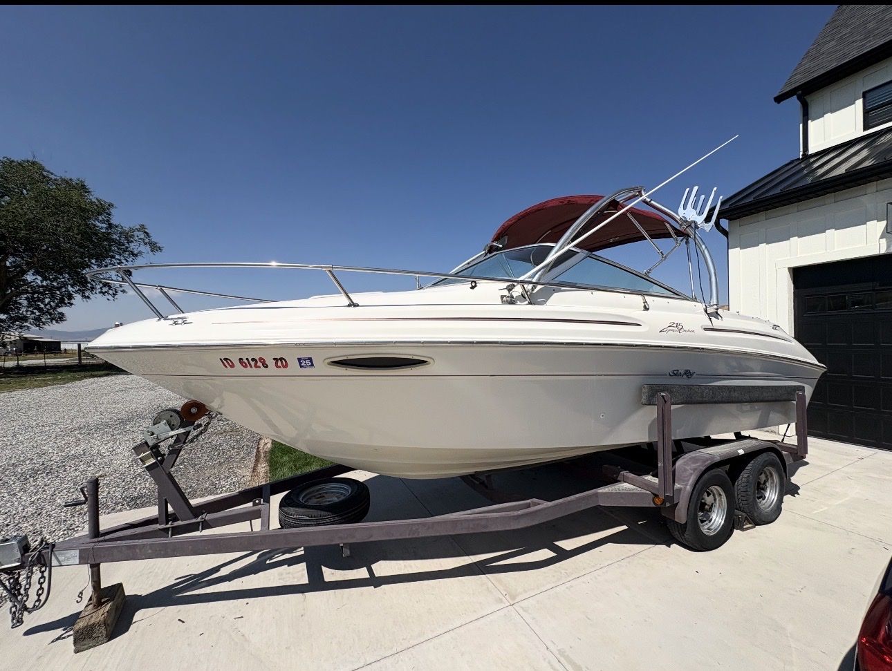 2000 SeaRay 215 Express Cuddy Cabin Low Hrs.