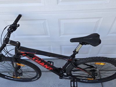 Giant XTC 29er Mountain Bike - Black/Red, Hardtail, Disc Brakes Size Large