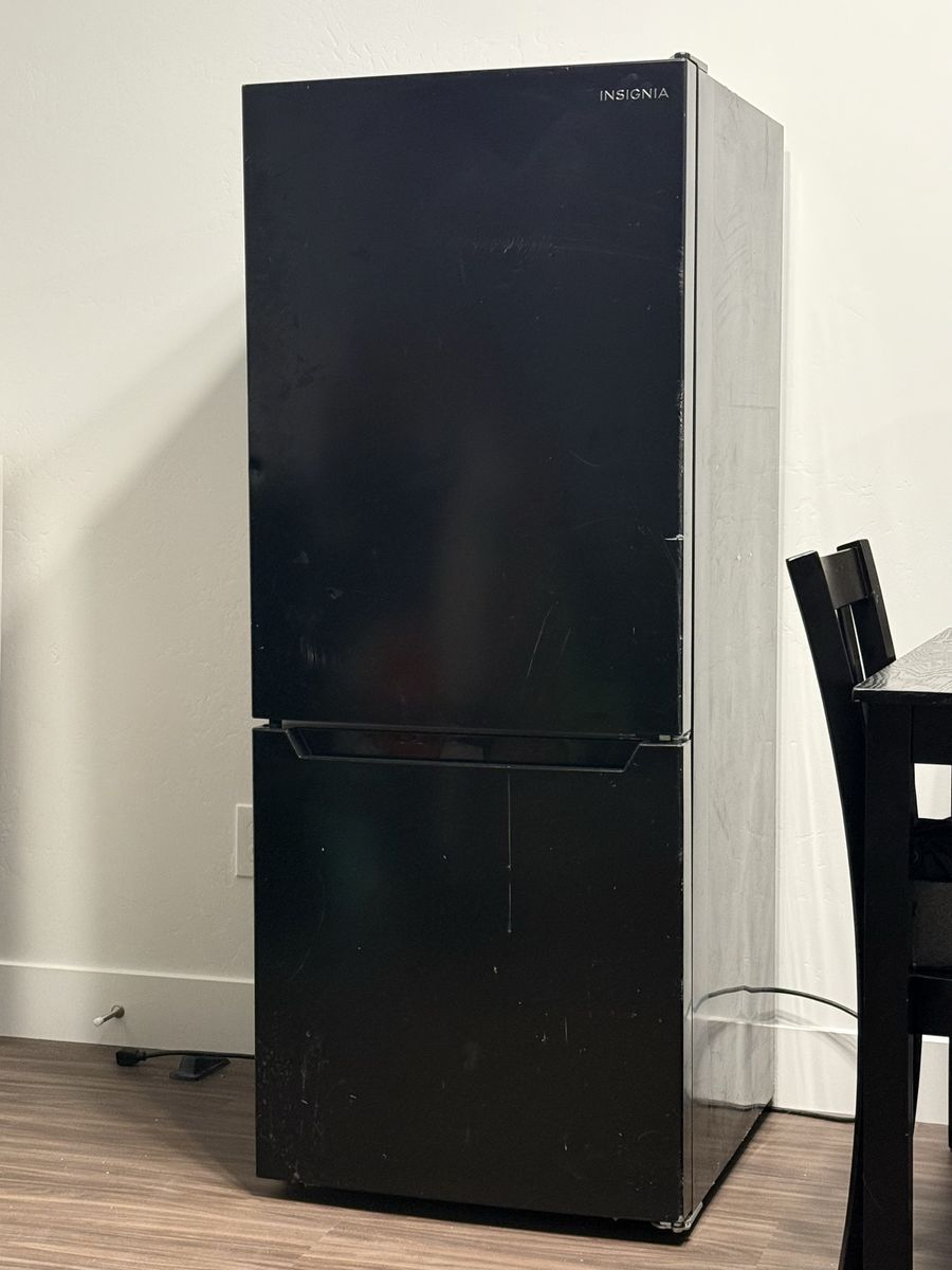 Insignia bottom Freezer Refrigerator