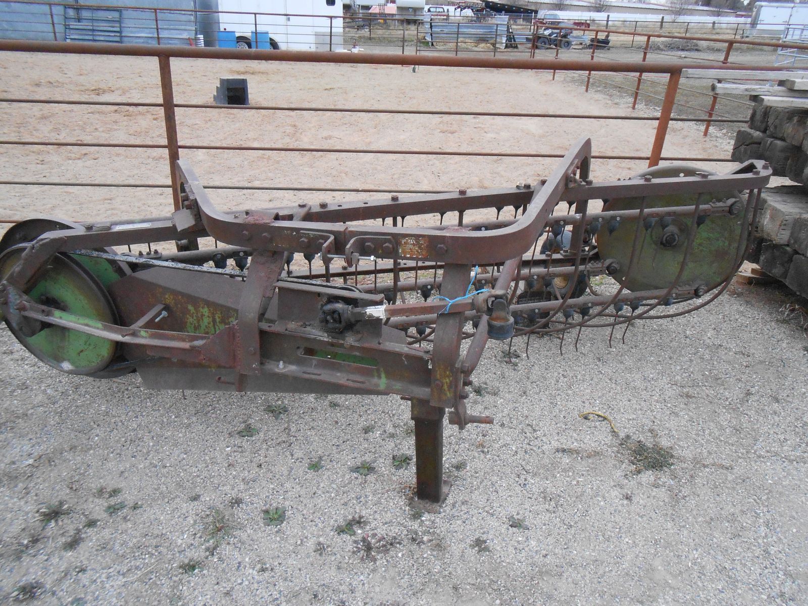 JD SIDE DELIVERY HAY RAKE